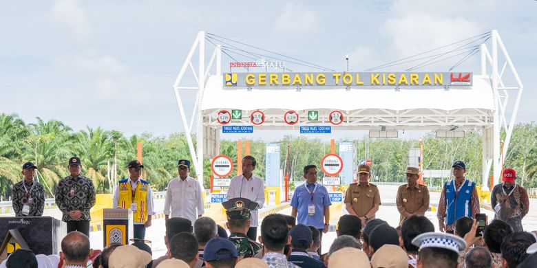 Presiden Republik Indonesia (RI) Joko Widodo bersama  Menteri Perhubungan Budi Karya Sumadi, Anggota Komisi V Dewan Perwakilan Rakyat (DPR) RI Bakri, Penjabat (Pj) Gubernur Sumut Agus Fatoni, Penjabat Sementara (Pjs) Bupati Asahan Basarin Yunus Tanjung, Direktur Jenderal (Dirjen) Bina Marga Kementerian Pekerjaan Umun dan Perumahan Rakyat (PUPR) Rachman Arief Dienaputra, Direktur Utama (Dirut) Hutama Karya Budi Harto, dan Direktur Keuangan PTPP Agus Purbianto menghadiri peresmian Proyek Jalan Tol Indrapura?Kisaran Seksi 2 dan Proyek Bayung Lencir Tempino yang berlokasi di Gerbang Tol Kisaran, Kabupaten Asahan, Provinsi Sumatera Utara, Kamis (16/10/2024). 