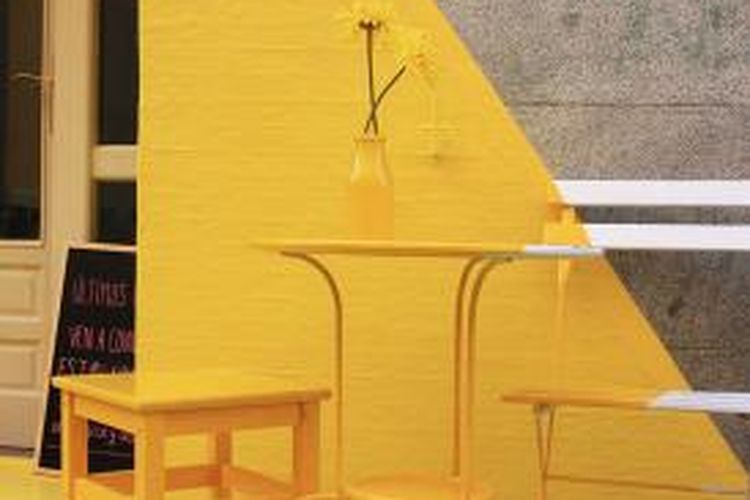 Selain lakban dan cat kuning pada permukaan dinding, (fos) juga menempatkan lukisan, kursi, meja, dan kursi kecil yang sebagian telah diwarnai dengan warna kuning. Mereka juga menempatkan lima nanas untuk mempercantik eksterior restoran ini.