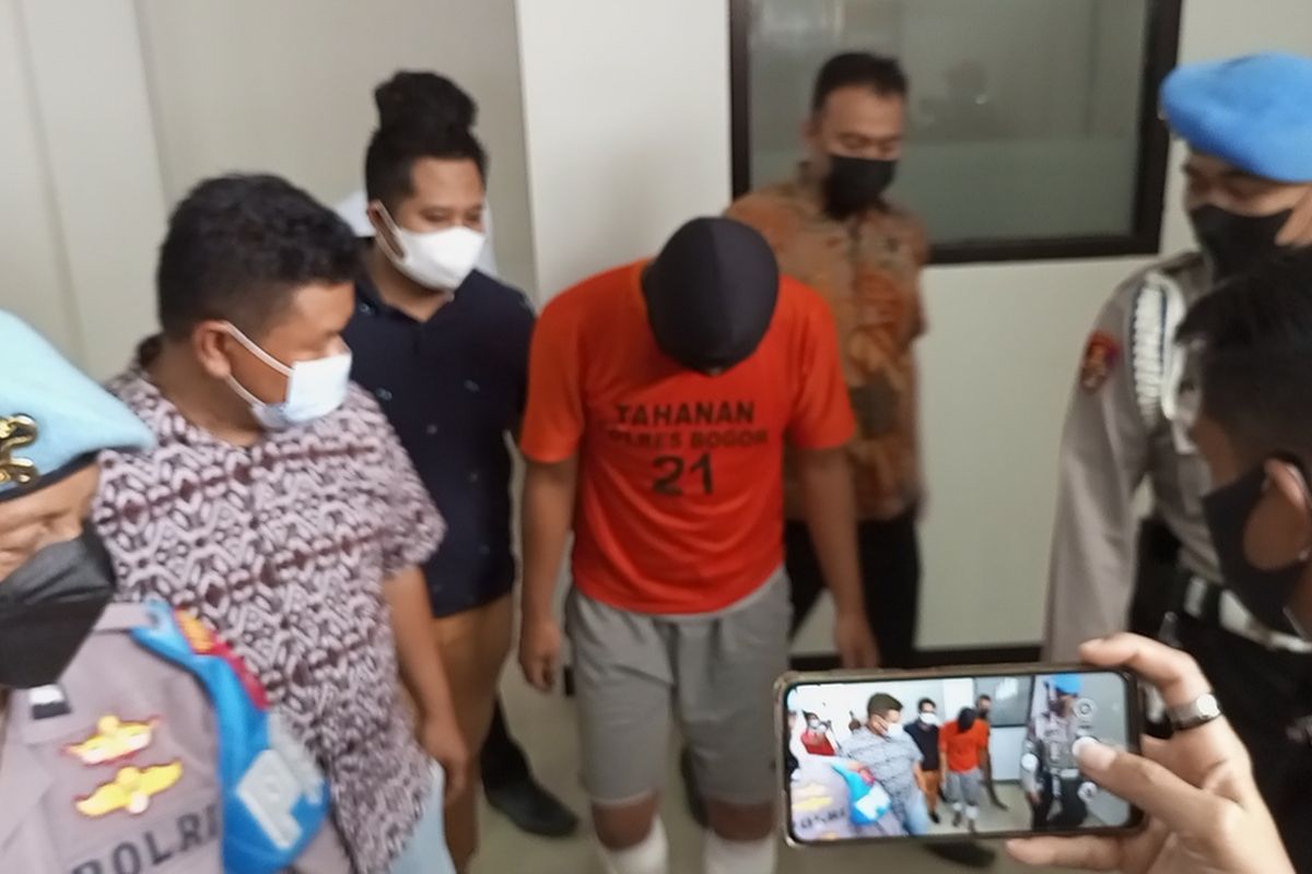 Polisi meringkus pelaku pembunuhan, AS (30) ke Mapolres Bogor, Cibinong, Kabupaten Bogor, Jawa Barat, Jumat (11/2/2022).