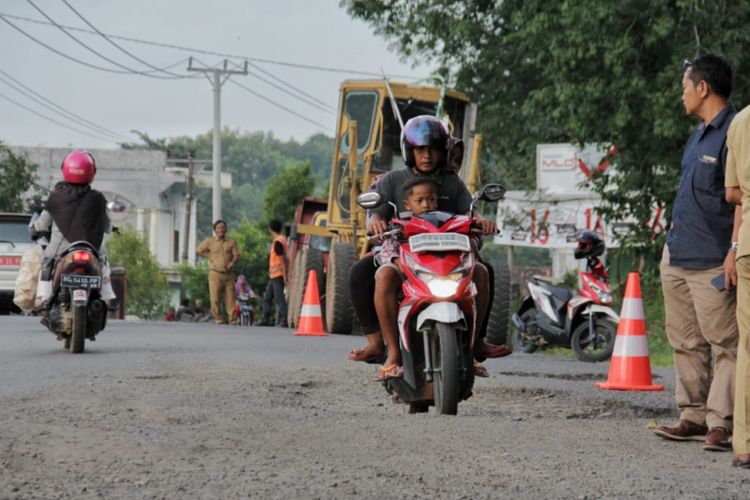 Direktorat Jenderal Bina Marga mendatangi lokasi jalan rusak yang viral di media sosial lantaran dijadikan tempat objek foto model di Kecamatan Batumarta, Kabupaten Ogan Komering Ulu (OKU), Sumatera Selatan, Senin (4/3/2019).
