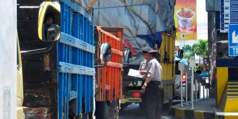 Antrean truk di Pelabuhan Ketapang, Banyuwangi, Jatim, menuju Gilimanuk, Bali.