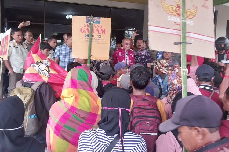 STN dan Warga Geruduk Kantor Bupati Sumbawa, Tuntut Oknum Pelaku Pungli Diproses Hukum
