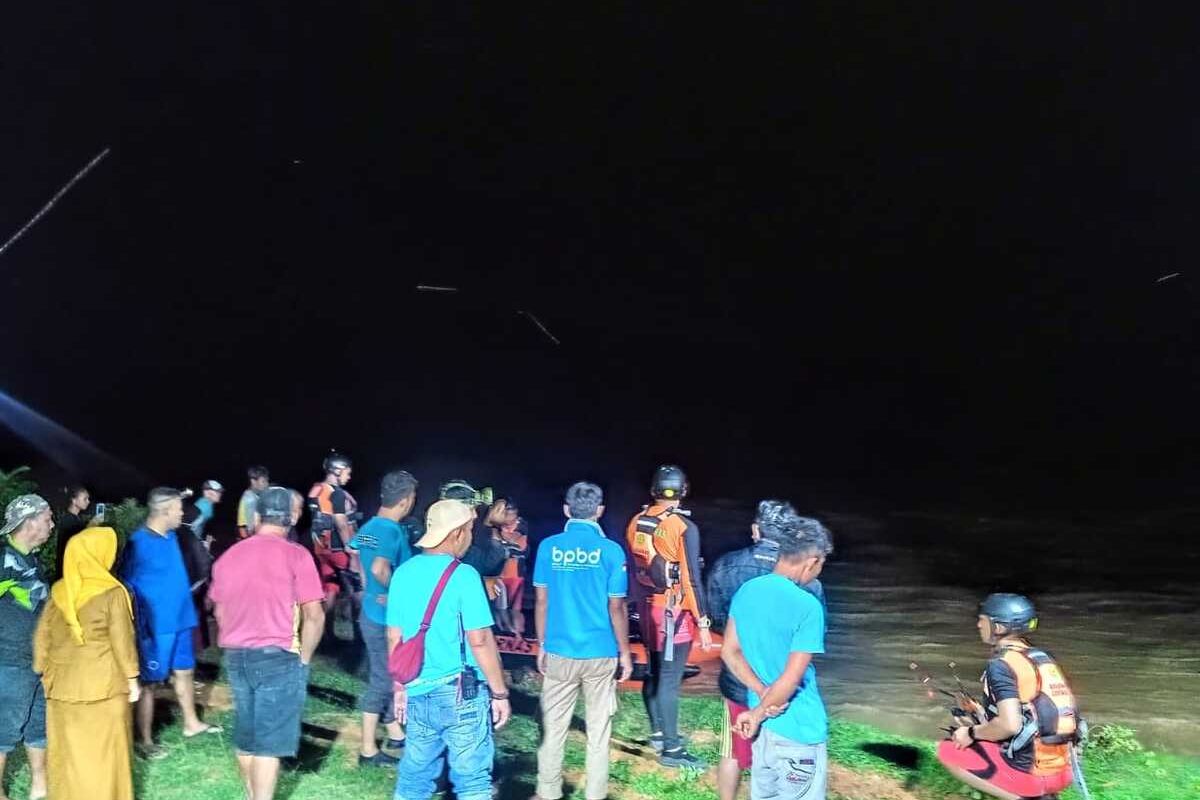 Sejumlah warga dan tim pertolongan gabungan saat mengevakuasi warga yang terjebak luapan sungai Bone di Desa Tingkohubu Timur Kabupaten Bone Bolango.