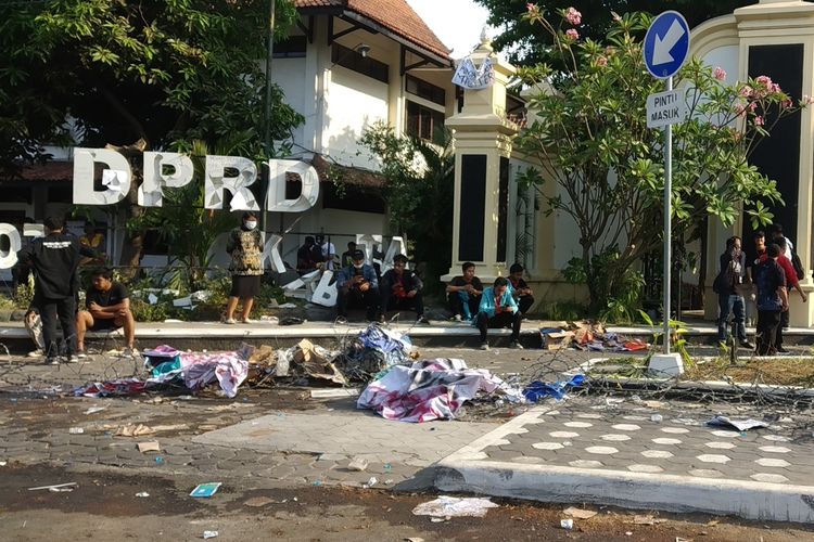Lampu neon box DPRD Kota Surakarta dirusak mahasiswa dalam aksi demontrasi, Selasa (24/9/2019).