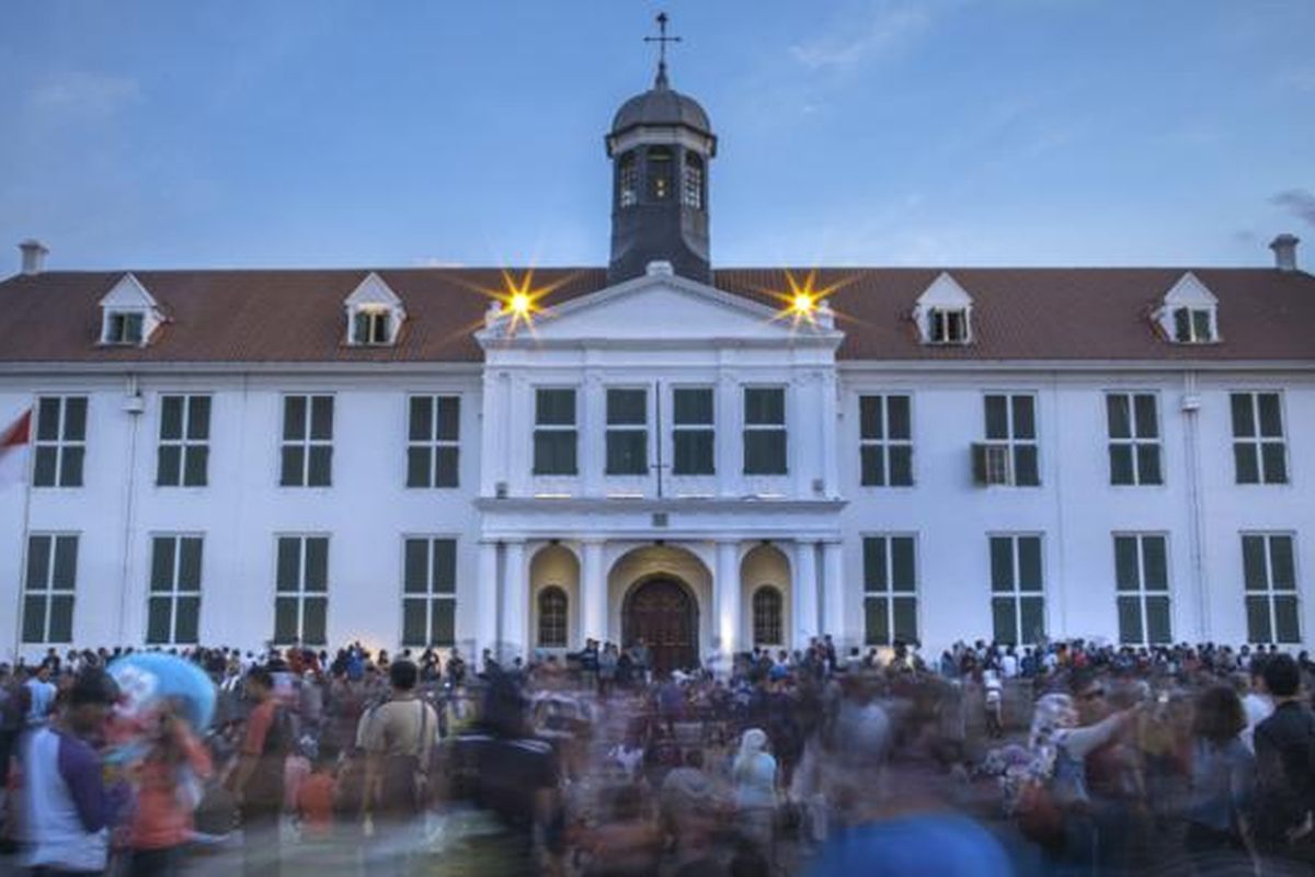 Taman Fatahillah di kawasan Kota Tua, Jakarta Barat, dipenuhi warga untuk melepas penat saat akhir pekan, Minggu (11/1/2015). Revitalisasi bangunan serta mengaktifkan kegiatan-kegiatan berbasis seni dan budaya hingga industri kreatif akan lebih menghidupkan kawasan Kota Tua.