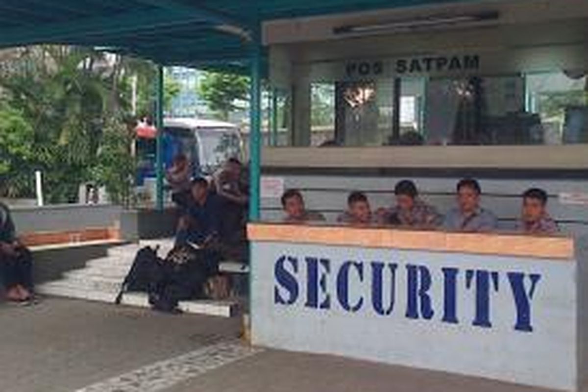 Beberapa polisi berjaga-jaga di depan gerbang masuk Universitas Trisakti, Grogol, Jakarta Barat, Rabu (1/4/2015)