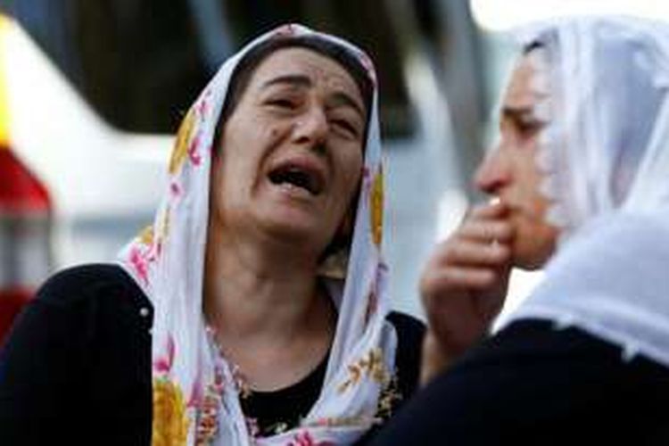 Seorang perempuan mencurahkan kesedihannya menyusul serangan bom di Kota Gaziantep.
