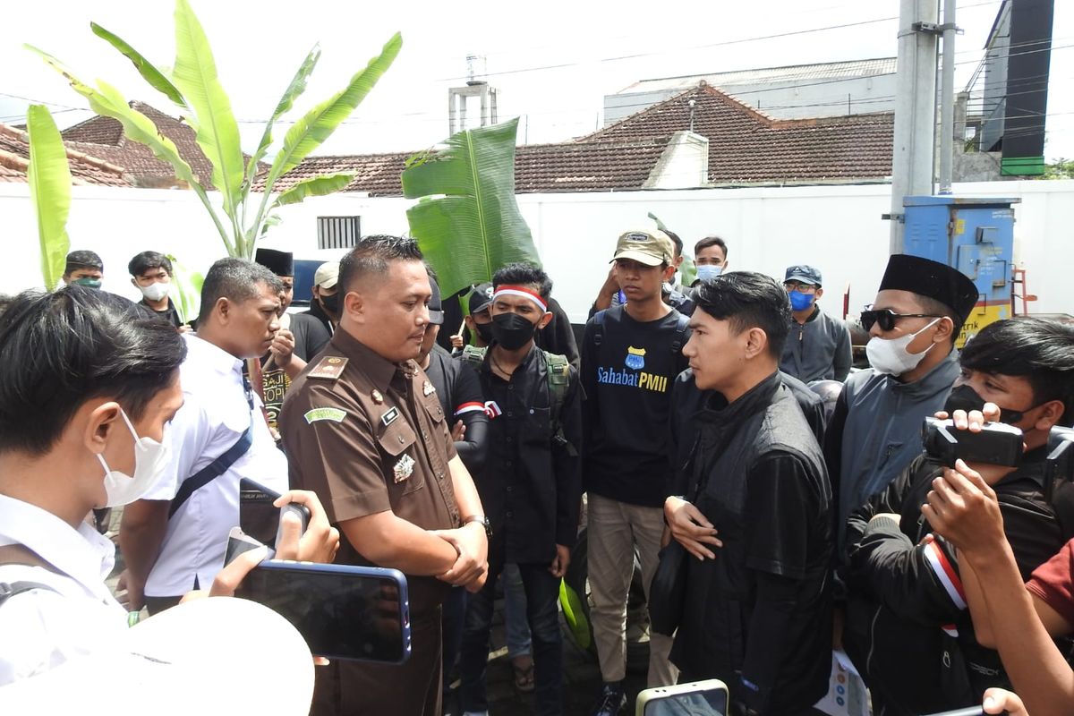 Mahasiswa Lumajang Desak Kejaksaan Negeri Lumajang segera tetapkan tersangka dugaan korupsi program pembibitan pisang mas kirana, foto diambil Senin (8/8/2022)
