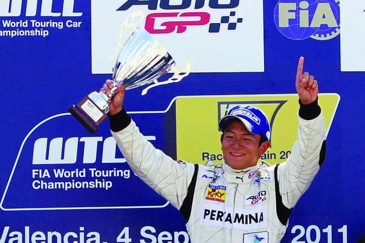 Pebalap Indonesia, Rio Haryanto, mengangkat trofi setelah tampil sebagai juara pada race kedua AutoGP di Valencia, Spanyol, Minggu (4/9/2011).