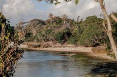 Guru Antar Soal Ujian ke Siswa SD di Agam yang Terisolasi karena Bencana