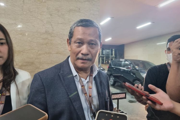 Pengacara Bripka RR atau Ricky Rizal, Erman Umar di Lobi Bareskrim Polri, Jakarta, Kamis (8/9/2022). 