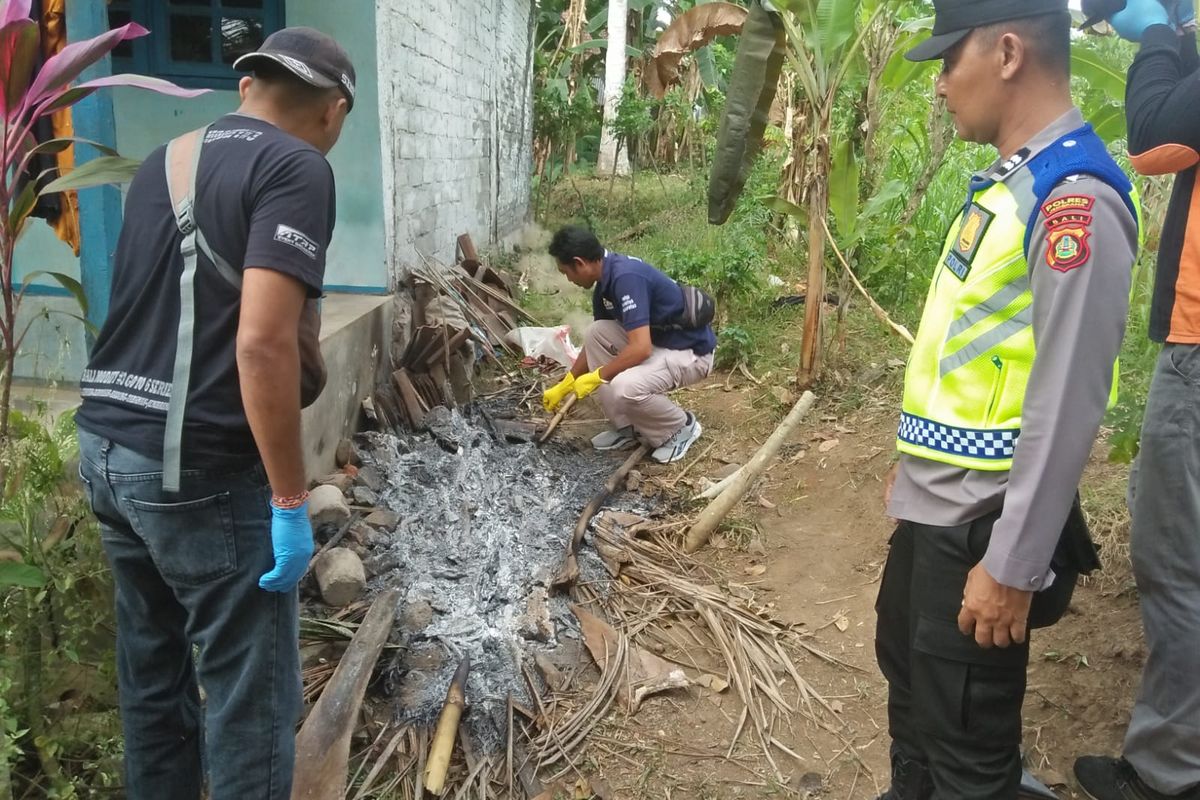 Polisi melakukan olah TKP kejadian bunuh diri di sebuah rumah di Desa Cupel, Kecamatan Negara, Kabupaten Jembrana, Provinsi Bali. 