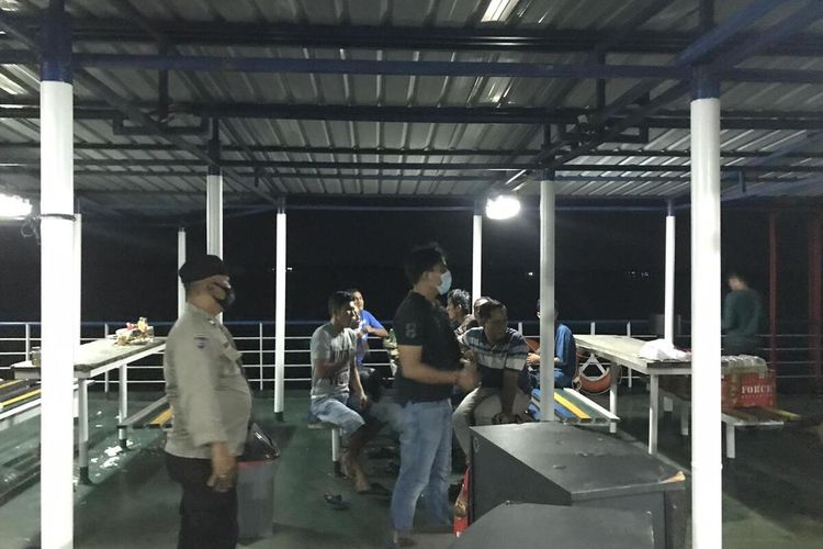 Petugas Polsek Tebing Tinggi Barat saat mengamankan 15 orang yang sedang pesta malam pergantian tahun di dalam Kapal Roro Berembang di Kecamatan Tebing Tinggi Barat, Kabupaten Kepulauan Meranti, Riau, Kamis (31/12/2020).