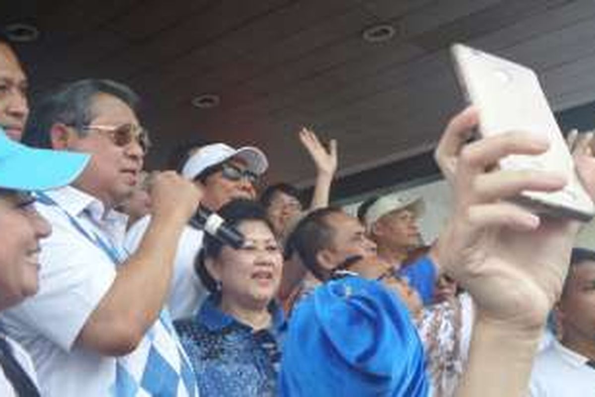 Ketum Partai Demokrat Susilo Bambang Yudhoyono bernyanyi bersama warga DKI di halaman Sarinah, Jalan M.H Thamrin, Minggu (2/10/2016).  Dia ditemani istrinya, Ani Yudhoyono. 