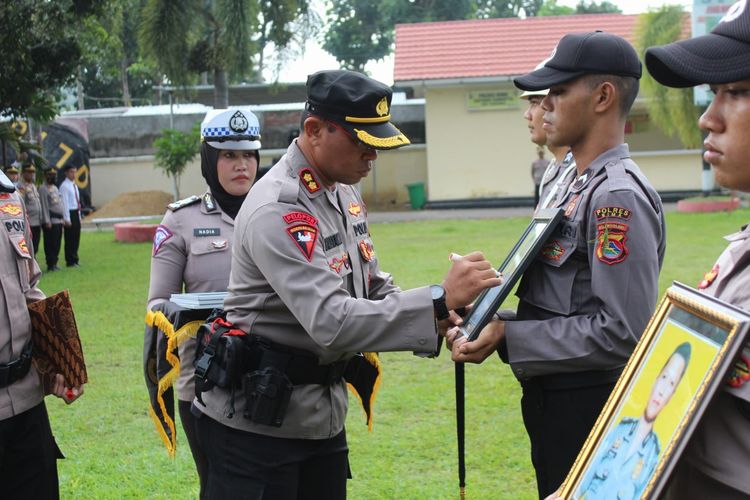 Kapolres Bima, AKBP Haryanto saat memimpin upacara pemecatan tiga personel yang melakukan pelanggaran disiplin, Rabu (1/2/2023).