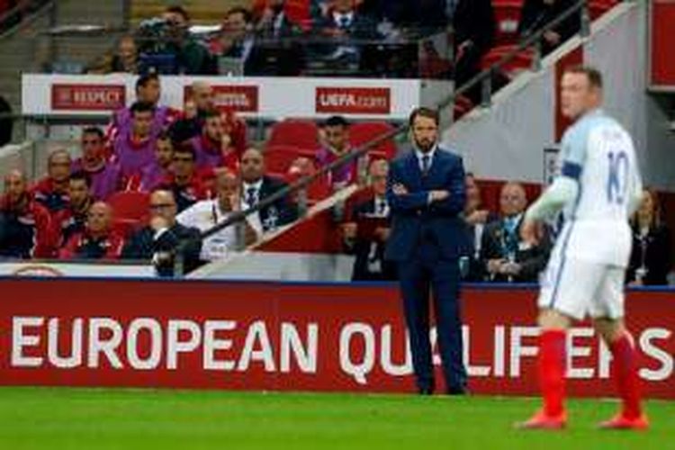 Pelatih timnas Inggris, Gareth Southgate, mengamati permainan Wayne Rooney dkk pada laga kontra Malta di Wembley, Sabtu (8/10/2016).
