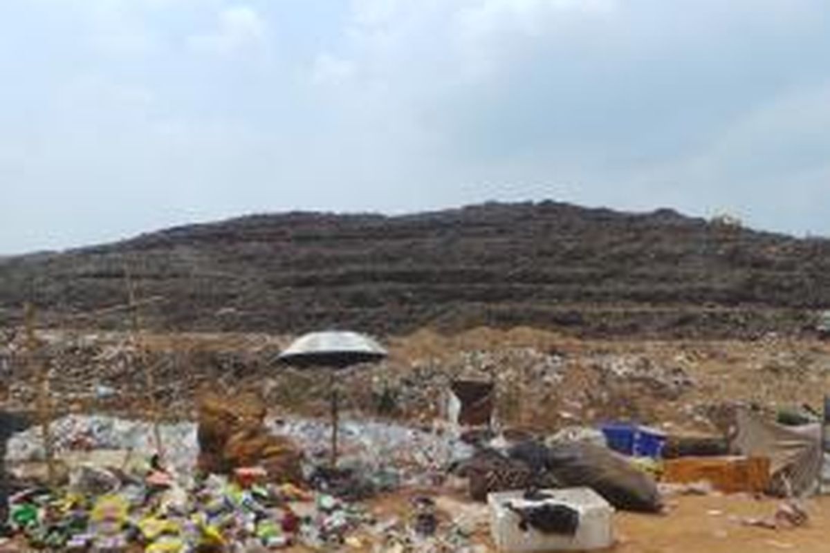 Pemandangan gunungan sampah di TPST Bantar Gebang, Bekasi. Jumat (6/11/2015).