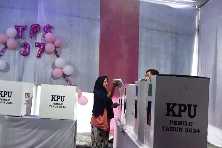 KPPS di Cianjur, Jawa Barat ini mendesain TPS bernuansa serba pink mengusung momentum Valentine Day.