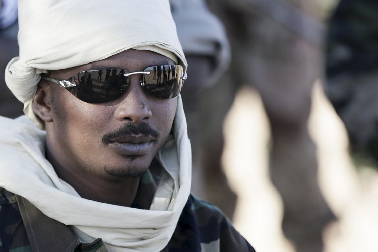 Foto tanggal 14 Maret 2013 menunjukkan Jenderal Chad, Mahamat Idriss Deby, di dekat Tessalit. Tentara Perancis dan Chad bergabung di AFISMA yang terdiri dari 6.000 tentara lebih, untuk memerangi kelompok ekstremis di pegunungan Ifoghas dan padang pasir sekitar Gao.