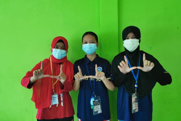 3 anak TKI penerima beasiswa repatriasi, dari kiri ke kanan, Mariana juara menjahit dan design busana, Milka juara bulu tangkis tunggal putri, dan juspiana juara lomba tari kreasi 