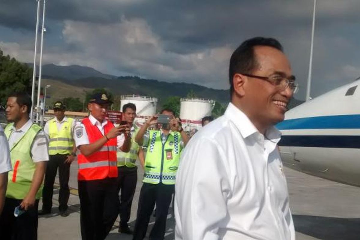 Menteri Perhubungan Budi Karya Sumadi di Bandara Sentani Jayapura, Kamis (22/9/2016)