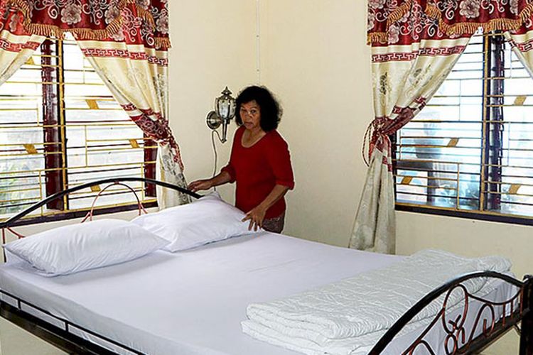 Marlina boru Simangunsong menata kamar di rumah tinggal sewa miliknya di kawasan Pantai Pasir Putih Lumban Bulbul.