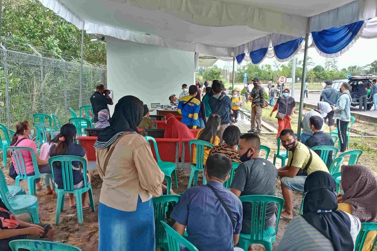 Pengunjung memadati antrean rapid test antigen di Bandara Depati Amir Pangkalpinang, Senin (21/12/2020).