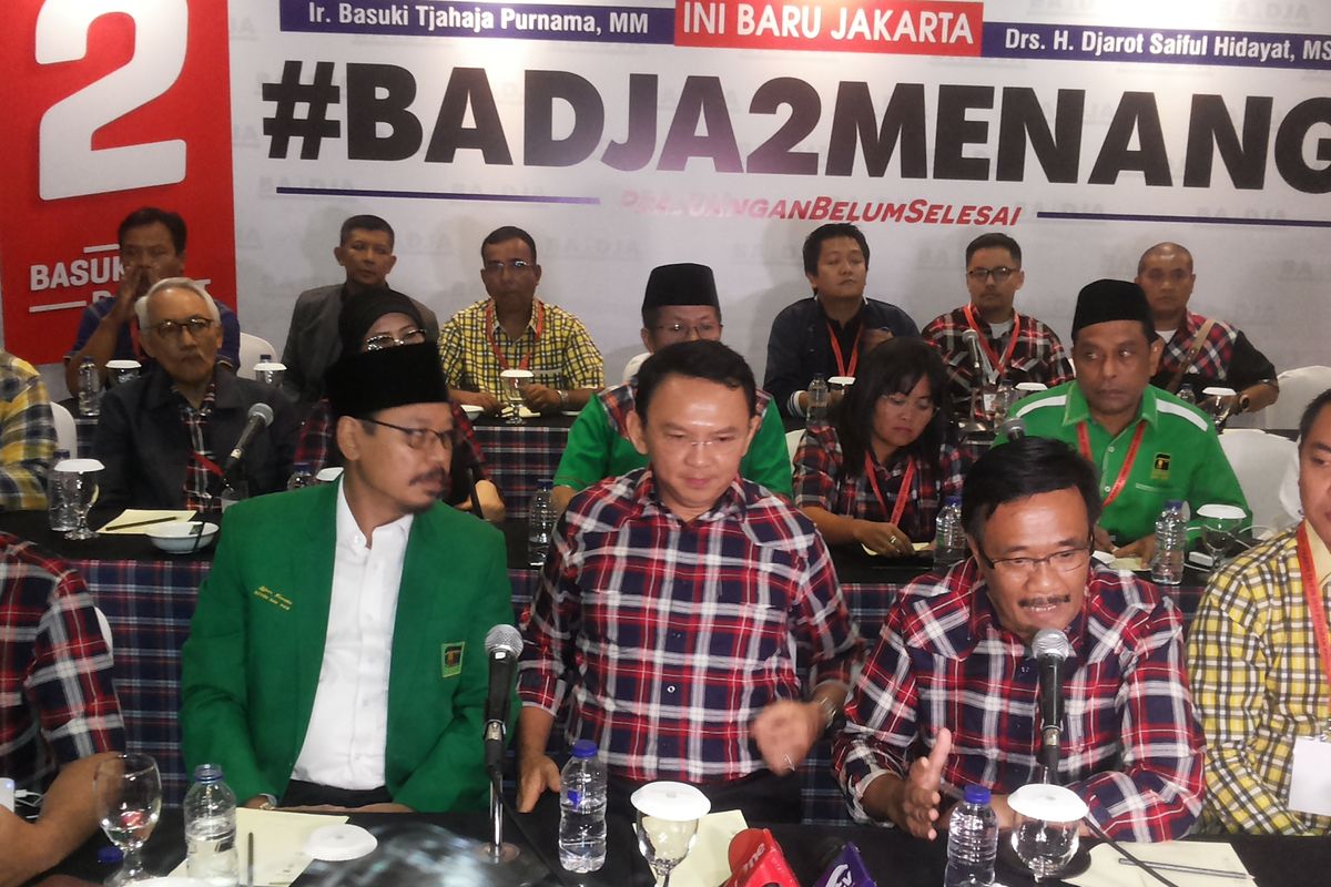 Pasangan calon gubernur dan calon wakil gubernur DKI Jakarta nomor pemilihan dua, Basuki Ahok Tjahaja Purnama dan Djarot Saiful Hidayat saat menggelar konferensi pers tak lama setelah meninggalkan lokasi tempat dilangsungkannya rapat pleno penetapan pasangan cagub-cawagub untuk Pilkada DKI putaran kedua di Hotel Borobudur, Jakarta, Sabtu (4/3/2017) malam. 