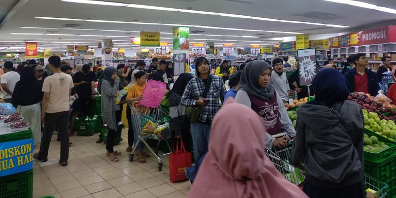 Gerai Giant Ekspres di Mampang Prapatan, Jakarta Selatan dipenuhi pengunjung, Minggu (23/6/2019). 