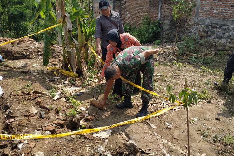 Petugas saat memeriksa bom yang ditemukan warga di Dusun Gunting, Desa Kedak, Kecamatan Semen, Kabupaten Kediri, Jawa Timur, Rabu (18/12/2019).