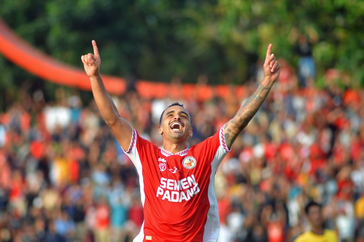 Pesepak bola Semen Padang FC Bruno Gomes melakukan selebrasi usai mencetak gol ke gawang Dewa United pada pertandingan BRI Super League di Stadion H Agus Salim Padang, Sumatera Barat, Jumat (15/8/2025). Tim Kabau Sirah mengalahkan tamunya Dewa United dengan skor 2-0. ANTARA FOTO/Iggoy el Fitra/foc.
