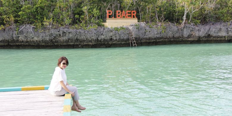 Wisatawan di Pulau Baer yang disebut-sebut sebagai Raja Ampat-nya Kota Tual, Maluku. Foto diambil Sabtu (4/8/2018).