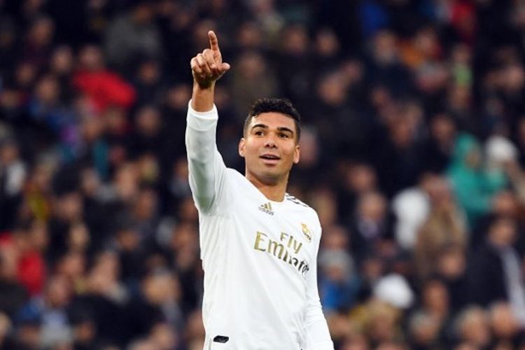 Pemain Real Madrid, Casemiro, merayakan golnya ke gawang Sevilla dalam ajang Liga Spanyol pekan ke-20 pada Sabtu (18/1/2020). Terkini, Casemiro dikabarkan masuk dalam daftar buruan Man United. Setan Merah, julukan Man United, mengincar Casemiro setelah gagal mendatangkan Adrien Rabiot.