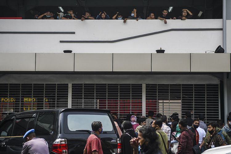 Sejumlah pengunjuk rasa yang menolak UU Cipta Kerja (atas) berada di Gedung Parkir Barang Bukti Ranmor di Polda Metro Jaya, Jakarta, Jumat (9/10/2020). Mereka diamankan petugas Kepolisian karena diduga terlibat kericuhan saat unjuk rasa menolak UU Cipta Kerja pada Kamis (8/10).