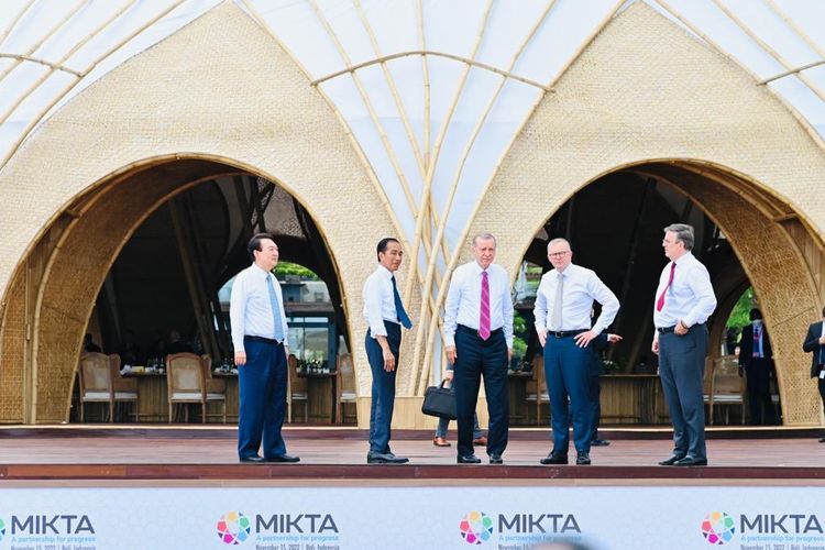 Para pemimpin MIKTA (Meksiko, Indonesia, Korea, Turki, Australia) bertemu dan berfoto bersama di sela-sela Konferensi Tingkat Tinggi (KTT) G20 di The Apurva Kempinski Bali, Selasa, 15 November 2022. 