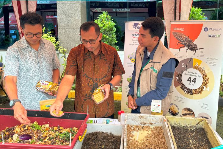 Direktur Garudafood Basuki Nur Rohman (batik coklat) didampingi Direktur Utama PT Sinarniaga Sejahtera (SNS) Ruli Setiawan Tobing (batik biru) menyimak penjelasan mengenai produk turunan dan siklus hidup budidaya maggot oleh Head Business Operation Biomagg Raflie Yushan Rumain (3/4/2024).
