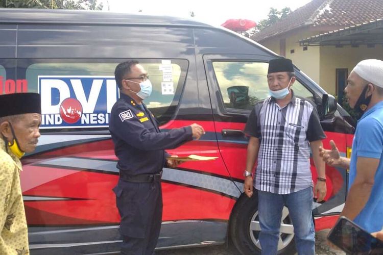 Biddokes Polda Lampung menyerahkan hasil tes DNA kepada keluarga Ajun Brigadir Asep di Natar, Lampung Selatan.