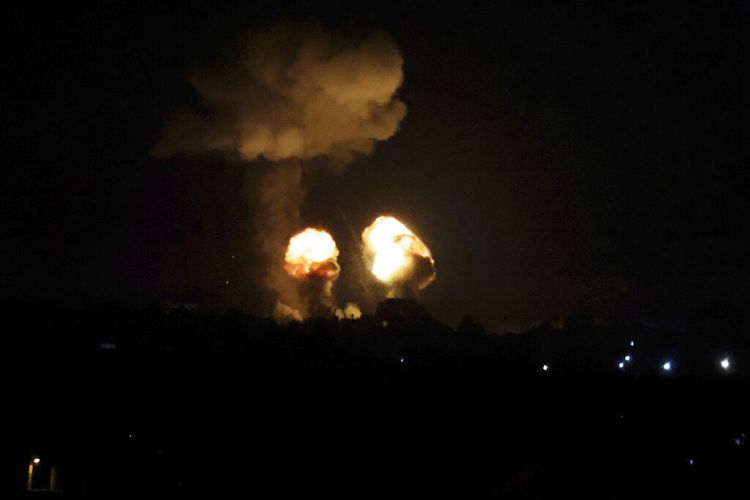 Sebuah ledakan yang disebabkan oleh serangan udara Israel terlihat di Khan Younis, Jalur Gaza selatan, Minggu, 4 Desember 2022.