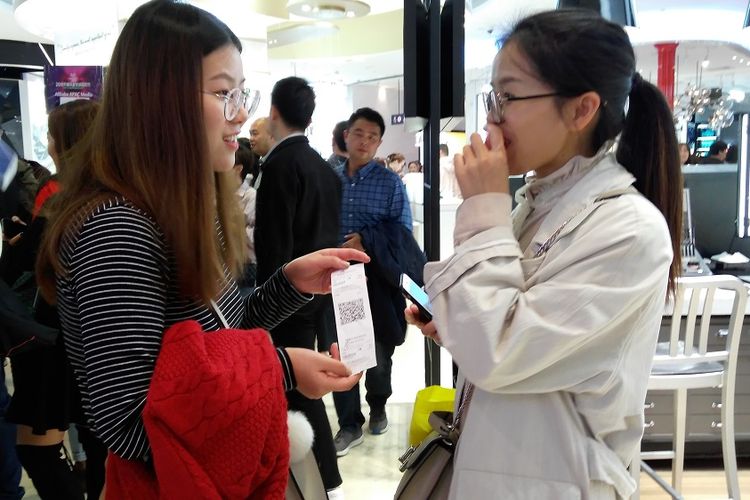 Suasana Intime Mall di 546 Yanan Road, Xiacheng District, Hangzhou, Zhejiang Province, jelang Global Shopping Festival 2019, Minggu (10/11/2019). Tampak Wu dan temannya setelah melakukan transaksi di toko kosmetik, Kiehls.