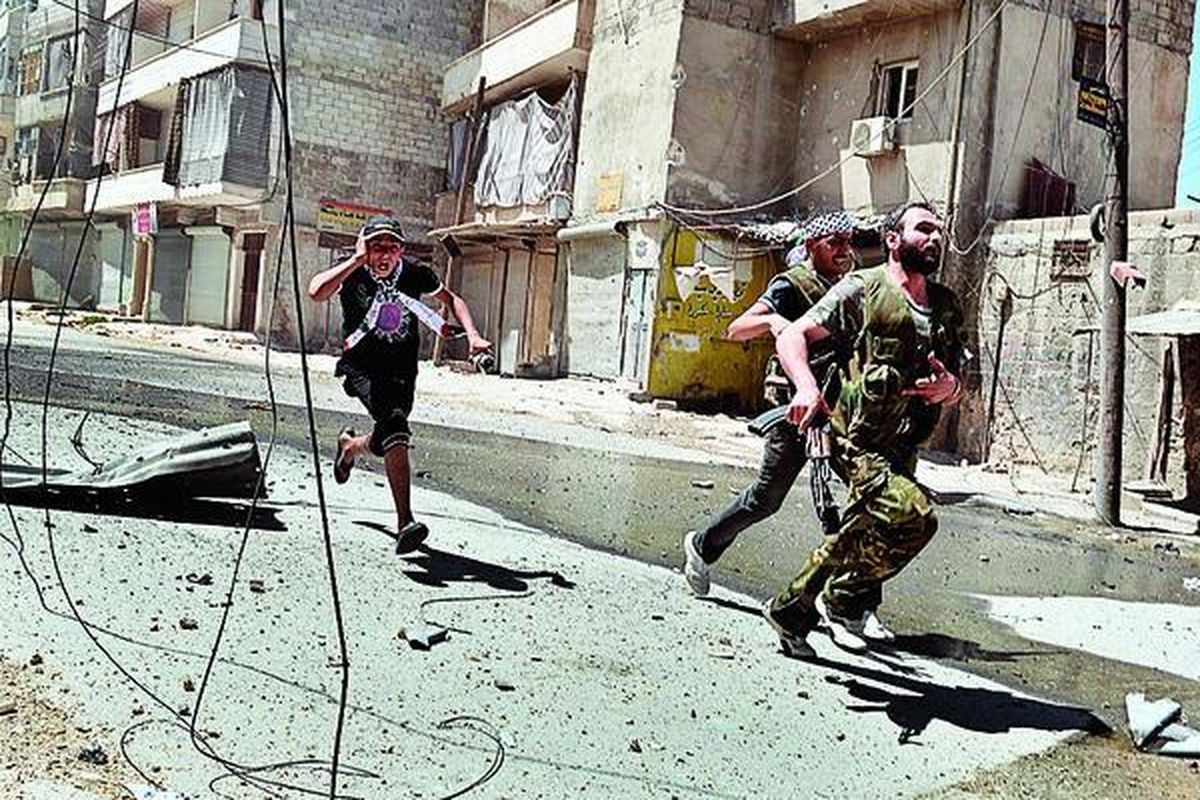 Anggota pasukan oposisi berlari mencari perlindungan dalam pertempuran dengan pasukan Pemerintah Suriah di Distrik Al-Mashad, Aleppo, Suriah, Sabtu (25/8). Pasukan oposisi mengatakan, mereka bertempur mati-matian di Aleppo, dalam apa yang disebut ibu segala pertempuran, yang kini memasuki bulan kedua.