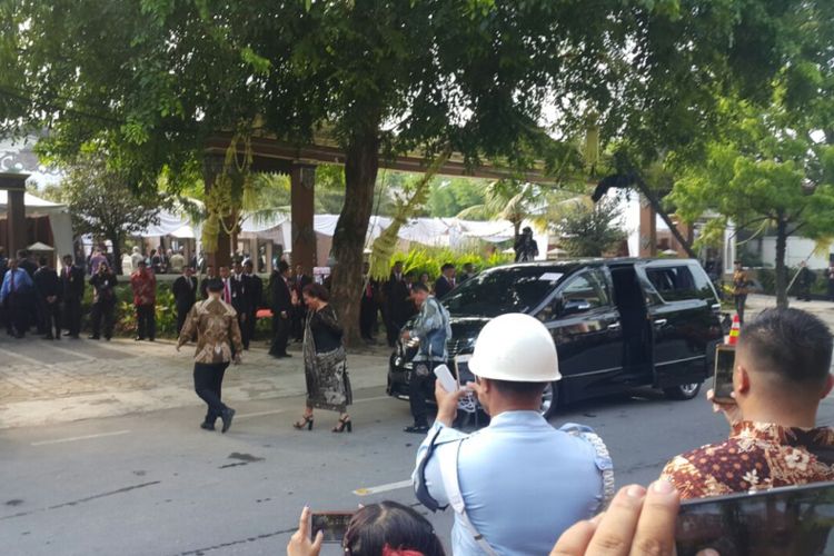 Menteri Kelautan dan Perikanan Susi Pudjiastuti tiba di lokasi pernikahan putri Presiden Jokowi, Kahiyang Ayu dan Muhammad Bobby Afif Nasution, di Gedung Graha Saba Buana Solo, Rabu (8/11/2017).