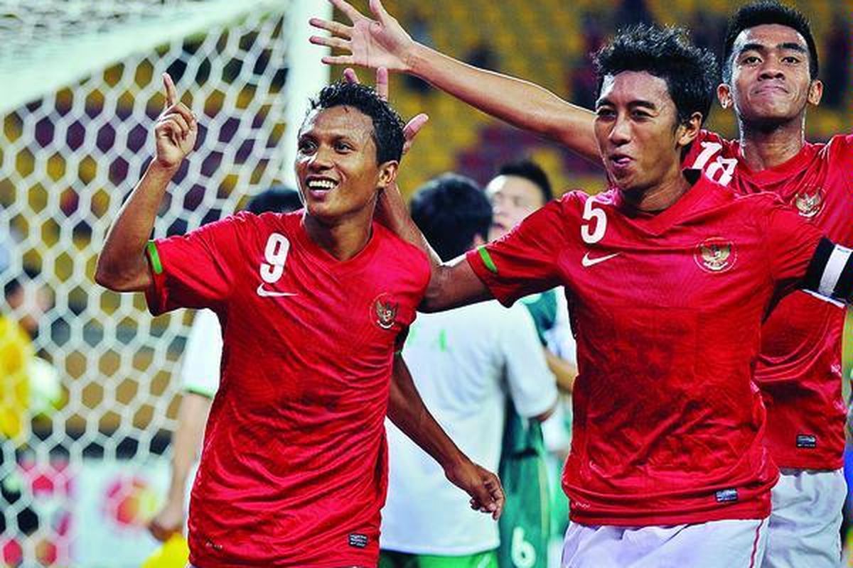 Pemain tim nasional Indonesia U-22, Hendra Adi Bayauw (kiri), merayakan golnya ke gawang Makau bersama kapten tim Nurmufid  (tengah). Laga kualifikasi Piala Asia U-22 di  Stadion Utama Riau, Pekanbaru, Riau, Selasa (10/7) malam, itu berakhir 2-1 untuk Indonesia.