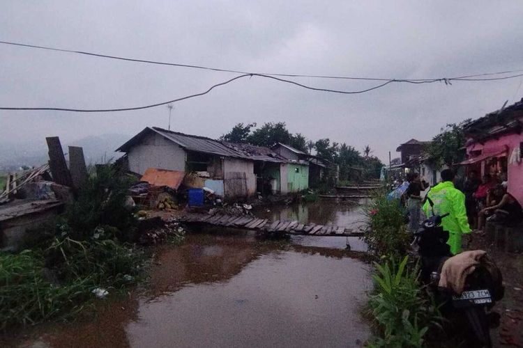 Sebuah rumah semi permanen di Kampung Kerenceng, RT 02 RW 11, Desa Bojongmalaka, Kecamatan Baleendah, Kabupaten Bandung, Jawa Barat rubuh akibat tersapu angin puting beliung yang terjadi pada Jumat (8/12/2023).