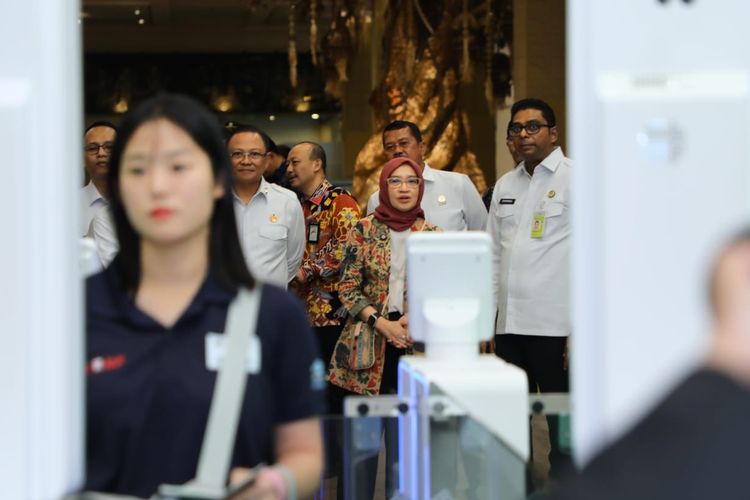 Menteri Pendayagunaan Aparatur Negara dan Reformasi Birokrasi (PANRB) Rini Widyantini bersama Menteri Imigrasi dan Pemasyarakatan Agus Andrianto melakukan peninjauan ke sejumlah layanan di Bandara Internasional Ngurah Rai, Bali, Selasa (5/8/2025).