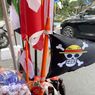 Pedagang Bendera di Surabaya Pasang Bendera One Piece di Lapak buat Tarik Pembeli