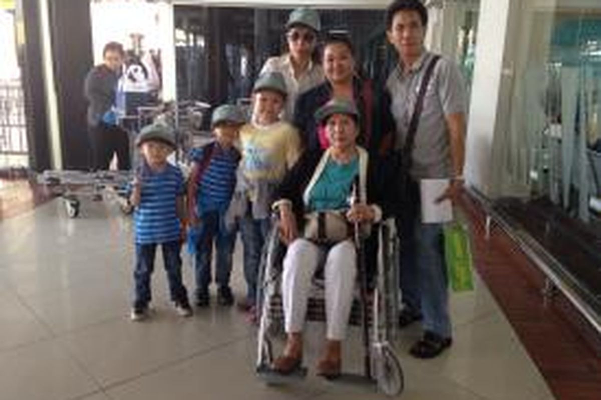 Keluarga Agnes (39), warga asal Surabaya yang ikut dalam program mudik gratis berpose bersama keluarga sebelum terbang dengan maskapai Citilink di Terminal 1C Bandara Soekarno-Hatta, Tangerang, Senin (13/7/2015). 
