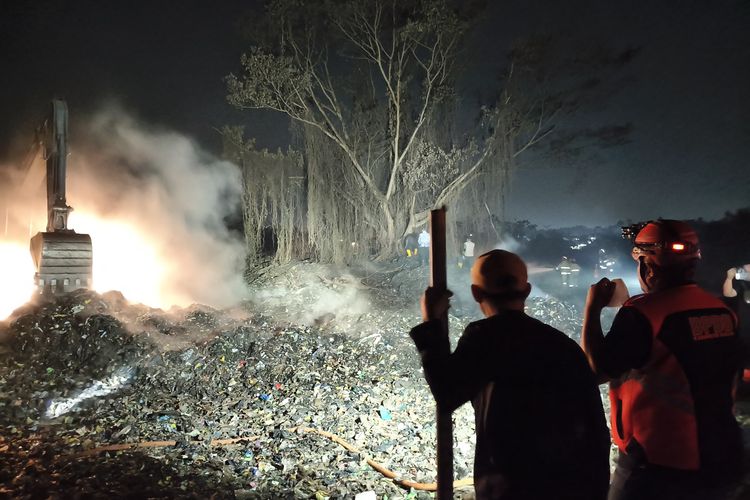 Bekerja 24 Jam Padamkan Kebakaran TPA Galuga Bogor, Tim Buat Embung Untuk Sumber Air