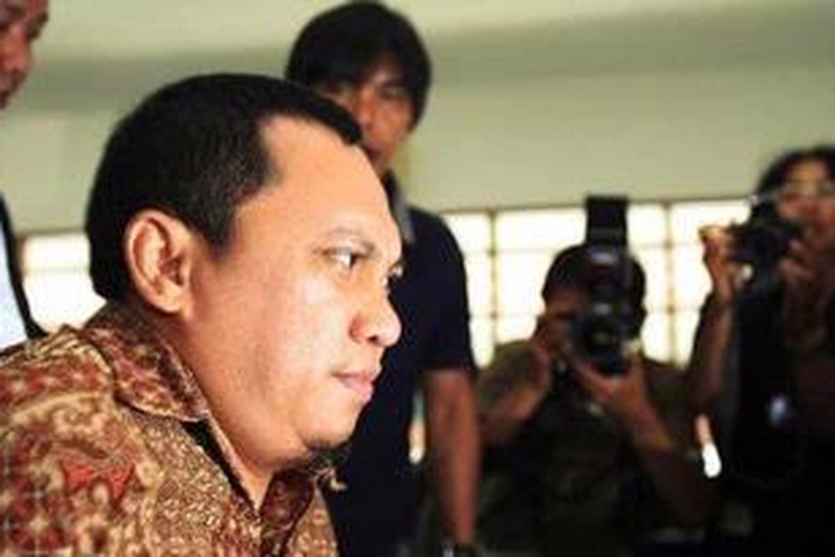 Terpidana kasus mafia pajak, Gayus Tambunan, hadir sebagai saksi di Pengadilan Tipikor Bandung, Jawa Barat, Jumat (29/4/2011). Dia bersaksi dalam kasus dugaan suap mantan Kepala Rutan Brimob Kelapa Dua Depok Kompol Iwan Siswanto. Gayus mengungkapkan kronologis yang dilakukannya terhadap Iwan Siswanto agar bisa bebas keluar masuk rutan tersebut. Gayus selama ditahan diduga sempat ke Bali, Singapura, Malaysia, dan Makau.