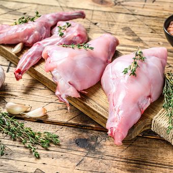 Cara memasak daging kelinci tak jauh berbeda dengan daging ayam. 
