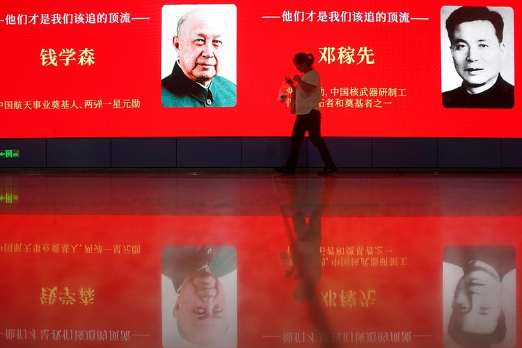 Bukan Iklan Komersial, Mengapa China Pajang Wajah Ilmuwan di Billboard Raksasa Kota?